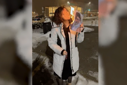 Íránská dívka podpálila obrázek ajatolláha Chameneího a zapálila si o něj cigaretu