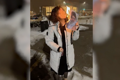 Íránská dívka podpálila obrázek ajatolláha Chameneího a zapálila si o něj cigaretu