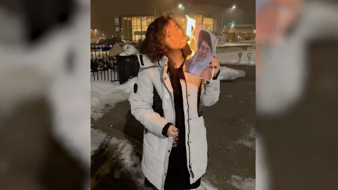 Íránská dívka podpálila obrázek ajatolláha Chameneího a zapálila si o něj cigaretu