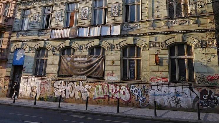 Dříve honosné žižkovské lázně jsou dnes v havarijním stavu.