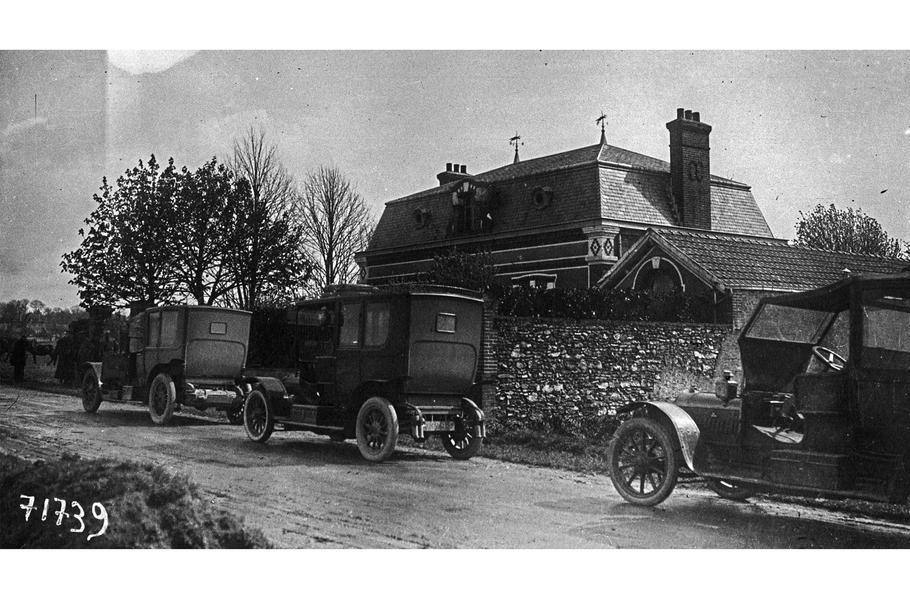 Policejní vozy před vilou L'Ermitage v Gambais během forenzního vyšetřování v dubnu 1919. Ve vile se odehrálo sedm vražd mezi prosincem 1915 a lednem 1919.
