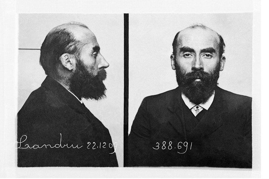 Policejní fotografie Henriho Landrua z roku 1909 – profil a zepředu. Zatčen za pokus o podvod na vdově v Lille, odsouzen na tři roky vězení.