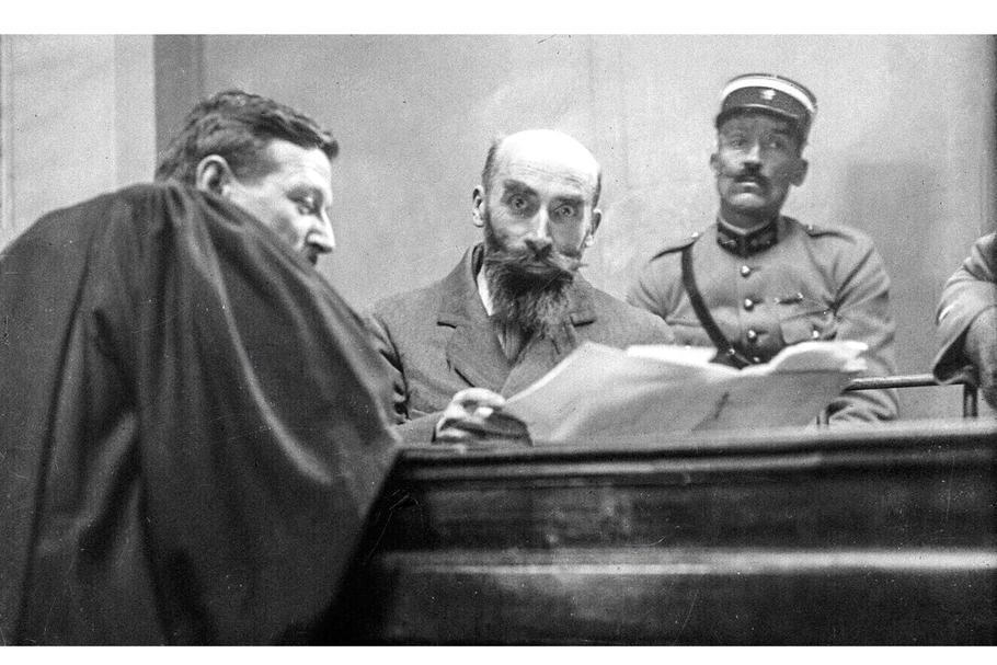 Henri Landru během procesu u soudu ve Versailles v listopadu 1921. Odmítal přiznat vraždy, požadoval ukázat těla a provokoval soud svými vtipnými poznámkami.