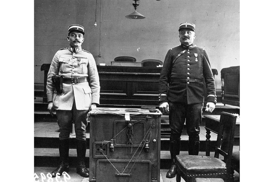Kuchyňský sporák z vily v Gambais vystavený jako věcný důkaz během procesu ve Versailles, 17. listopadu 1921. Strážní u hlavního důkazu obžaloby.