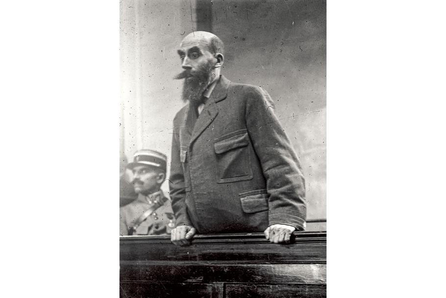 Henri Landru během svého vystoupení u soudu ve Versailles v listopadu 1921. Provokoval porotu a publikum svými ironickými poznámkami a odmítal přiznat vinu.