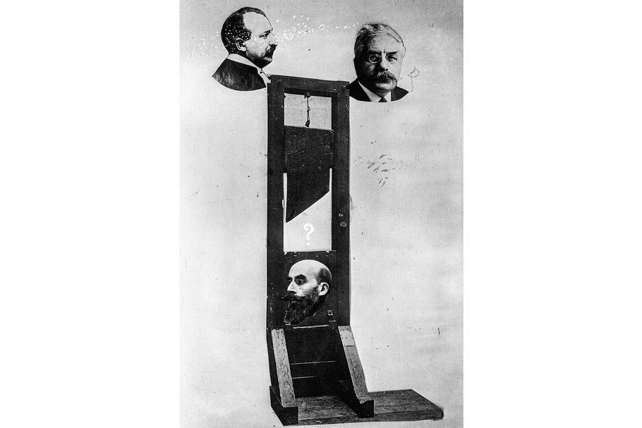 Fotomontáž z roku 1922: Landru pod gilotinou, vlevo jeho obhájce Vincent de Moro-Giafferri, vpravo prezident Alexandre Millerand, který zamítl milost.