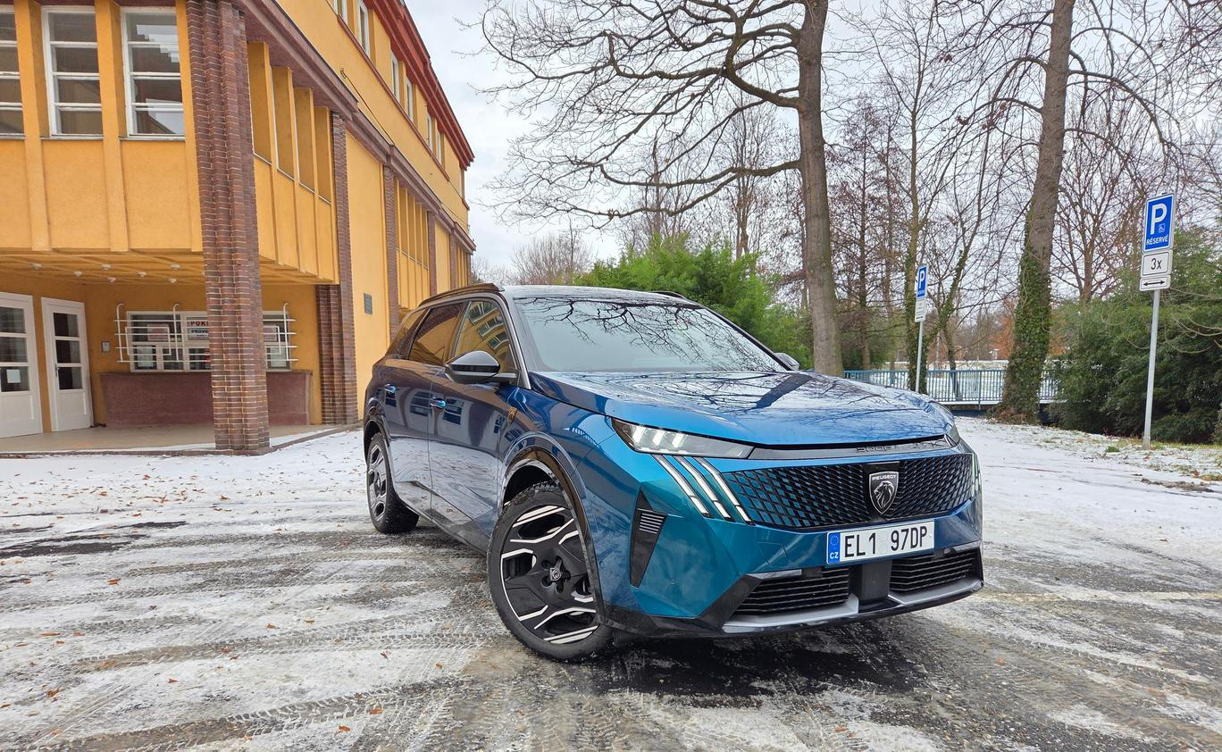 Peugeot e-5008 Dual Motor test