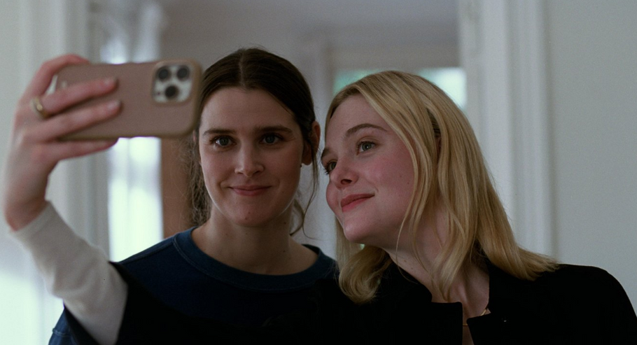 Inga Ibsdotter Lilleaasová jako Agnes a Elle Fanningvá v roli populární americké herečky Rachel ve filmu Citová hodnota.