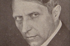 Portrét fotografa, mystika a buddhisty Františka Drtikola (cca rok 1925). 