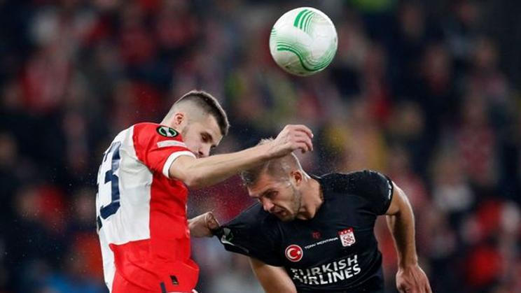 David Jurásek (vlevo) bude zase nosit dres Slavie