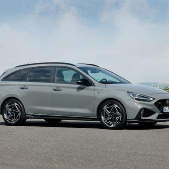 Základní cena díky posílenému motoru poskočila na 474 990 korun, kombi je o 30 tisíc dražší.