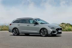 Základní cena díky posílenému motoru poskočila na 474 990 korun, kombi je o 30 tisíc dražší.