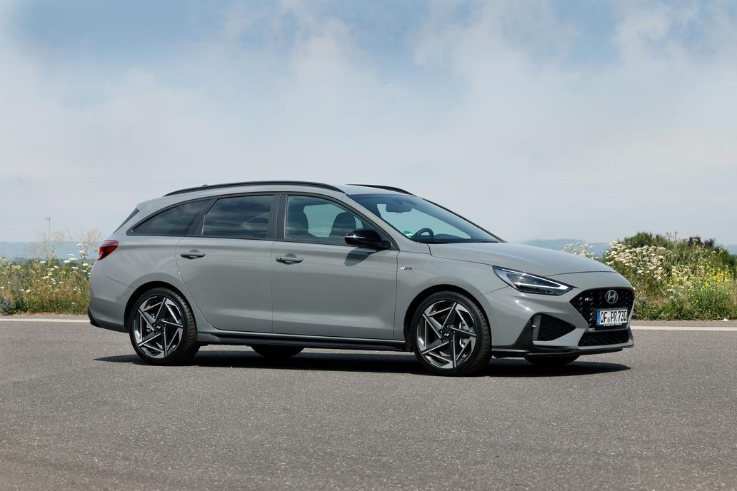 Základní cena díky posílenému motoru poskočila na 474 990 korun, kombi je o 30 tisíc dražší.