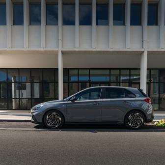 Jde o litrový tříválec s manuální převodovkou, nebo přeplňovaný čtyřválec s dvouspojkovým automatem.