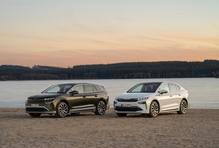 Škoda Enyaq je každopádně také nadále velmi poptávaným modelem, který v mnoha evropských zemích nakoukl mezi desítku nejprodávanějších modelů.