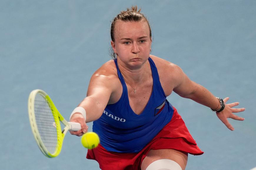 Zraněná Krejčíková nedotáhla bitvu v Austrálii. Naopak Vondroušová si spravila chuť
