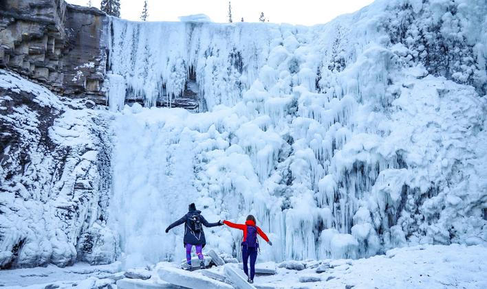 Ze zmrzlého vodopádu Valaste v Estonsku se utrhl masivní kus ledu.