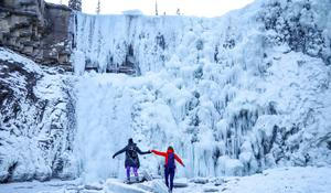 Ze zmrzlého vodopádu Valaste v Estonsku se utrhl masivní kus ledu.