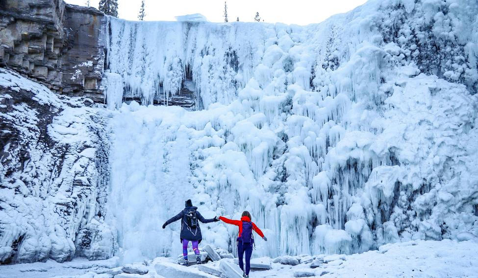 Ze zmrzlého vodopádu Valaste v Estonsku se utrhl masivní kus ledu.