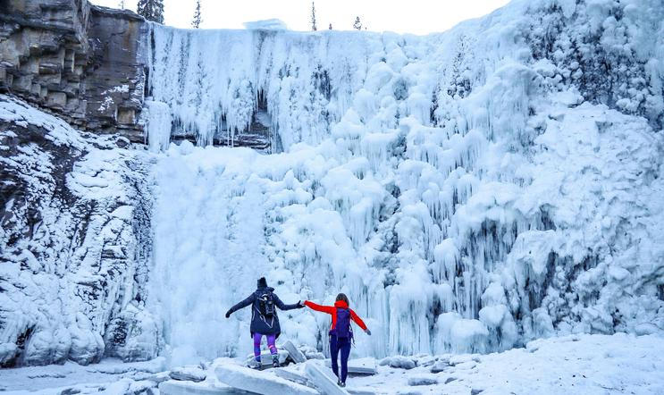 Ze zmrzlého vodopádu Valaste v Estonsku se utrhl masivní kus ledu.