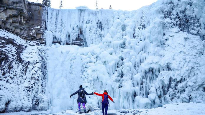 Ze zmrzlého vodopádu Valaste v Estonsku se utrhl masivní kus ledu.
