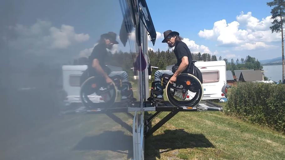 Karavan má zdvihací plošinu, uvnitř je speciálně upravená toaleta a sprcha, pohodlné sezení i spací lůžko.