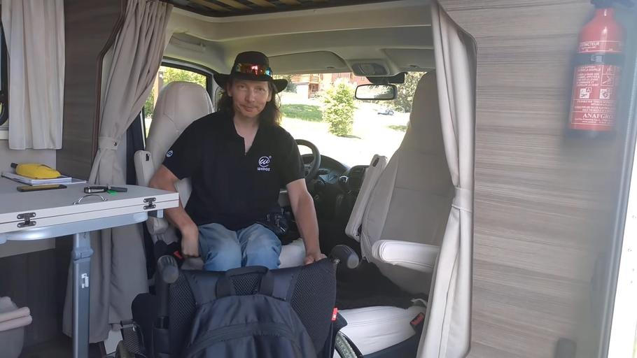 Karavan může vozíčkář i řídit. A to je teprve paráda, popisuje nadšeně Pavel Mráz vybavení vozu.