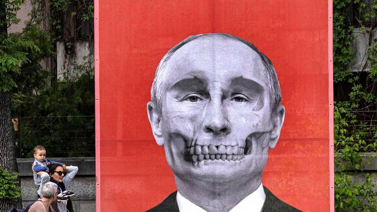 Kluzká past pro řidiče i chodce: hasiči nestíhají zasahovat