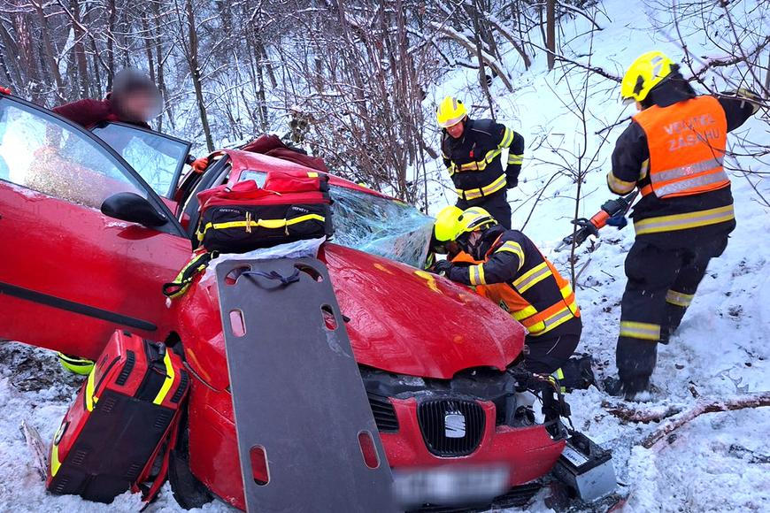 Česko pod ledem: hasiči řeší nehody, chodníky jsou jako zrcadlo, záchranáři nestíhají