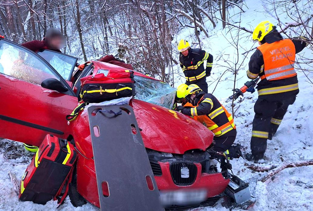 Kluzká past pro řidiče i chodce: hasiči nestíhají zasahovat