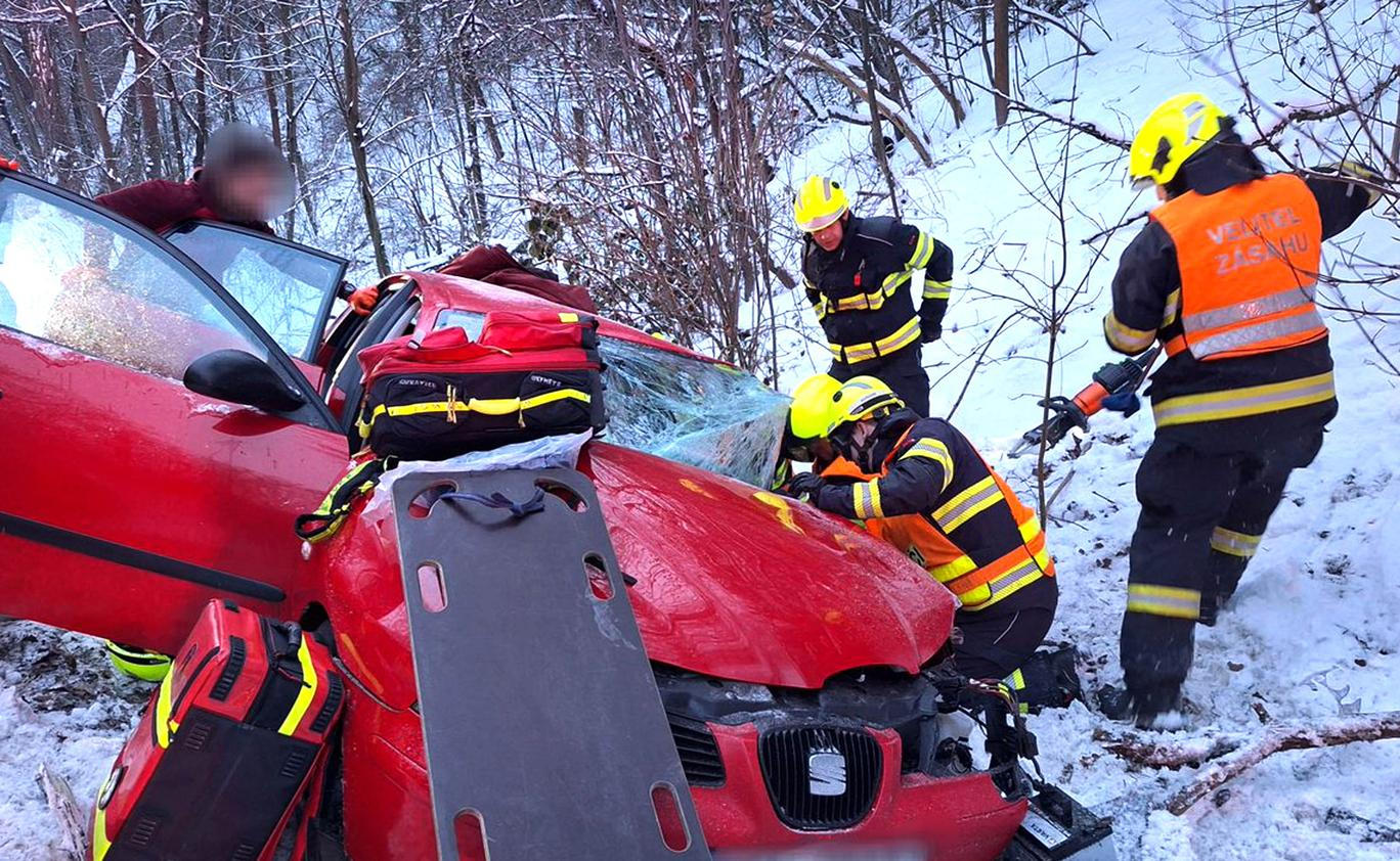 Kluzká past pro řidiče i chodce: hasiči nestíhají zasahovat