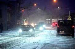 Kluzká past pro řidiče i chodce: hasiči nestíhají zasahovat