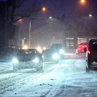 Kluzká past pro řidiče i chodce: hasiči nestíhají zasahovat