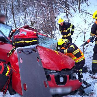 Kluzká past pro řidiče i chodce: hasiči nestíhají zasahovat