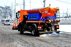 Kluzká past pro řidiče i chodce: hasiči nestíhají zasahovat