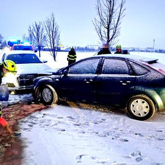 Kluzká past pro řidiče i chodce: hasiči nestíhají zasahovat