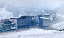 Kluzká past pro řidiče i chodce: hasiči nestíhají zasahovat