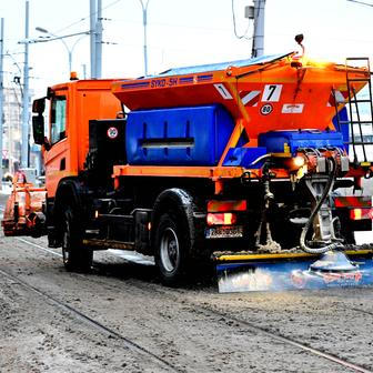 Kluzká past pro řidiče i chodce: hasiči nestíhají zasahovat