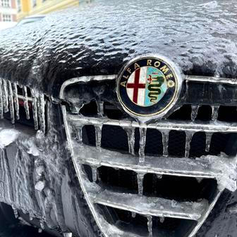 Kluzká past pro řidiče i chodce: hasiči nestíhají zasahovat