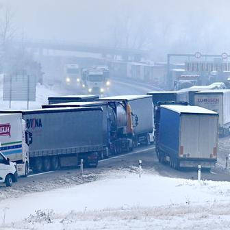 Kluzká past pro řidiče i chodce: hasiči nestíhají zasahovat