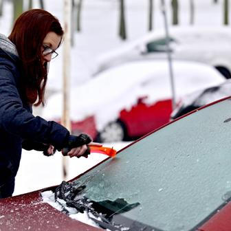Kluzká past pro řidiče i chodce: hasiči nestíhají zasahovat