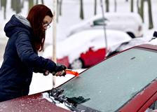 Kluzká past pro řidiče i chodce: hasiči nestíhají zasahovat