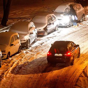 Kluzká past pro řidiče i chodce: hasiči nestíhají zasahovat