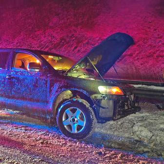 Kluzká past pro řidiče i chodce: hasiči nestíhají zasahovat