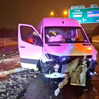 Kluzká past pro řidiče i chodce: hasiči nestíhají zasahovat