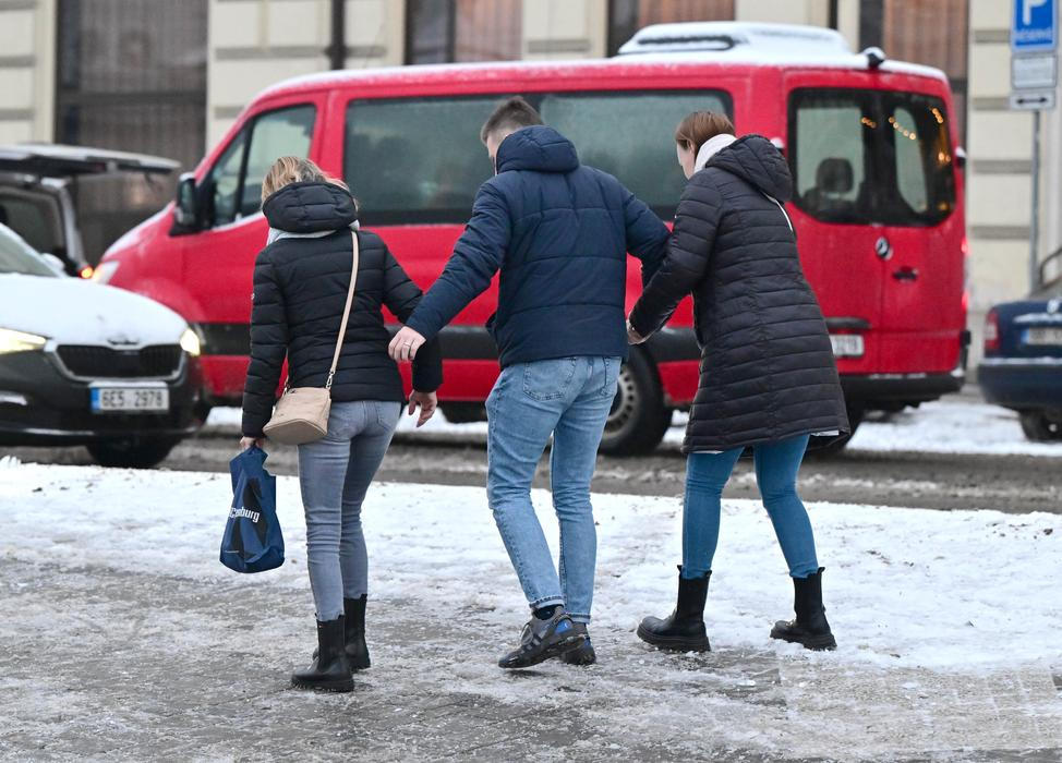 Kluzká past pro řidiče i chodce: hasiči nestíhají zasahovat