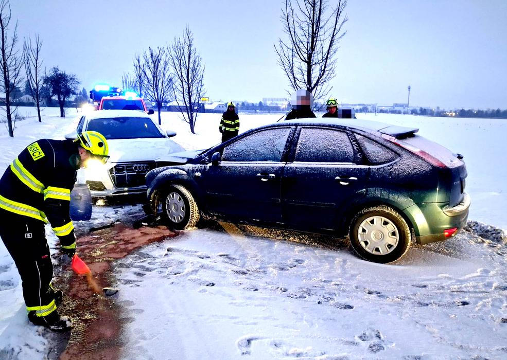 Kluzká past pro řidiče i chodce: hasiči nestíhají zasahovat