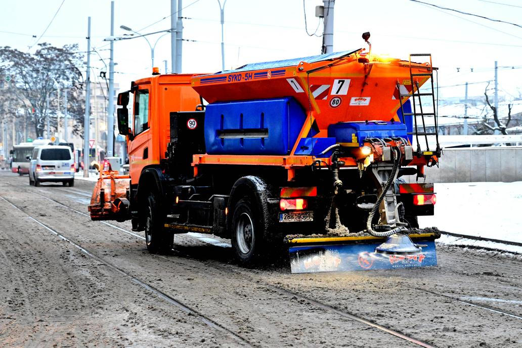 Kluzká past pro řidiče i chodce: hasiči nestíhají zasahovat