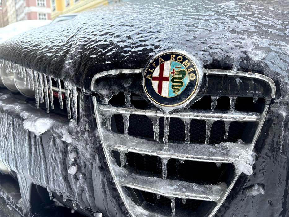 Kluzká past pro řidiče i chodce: hasiči nestíhají zasahovat