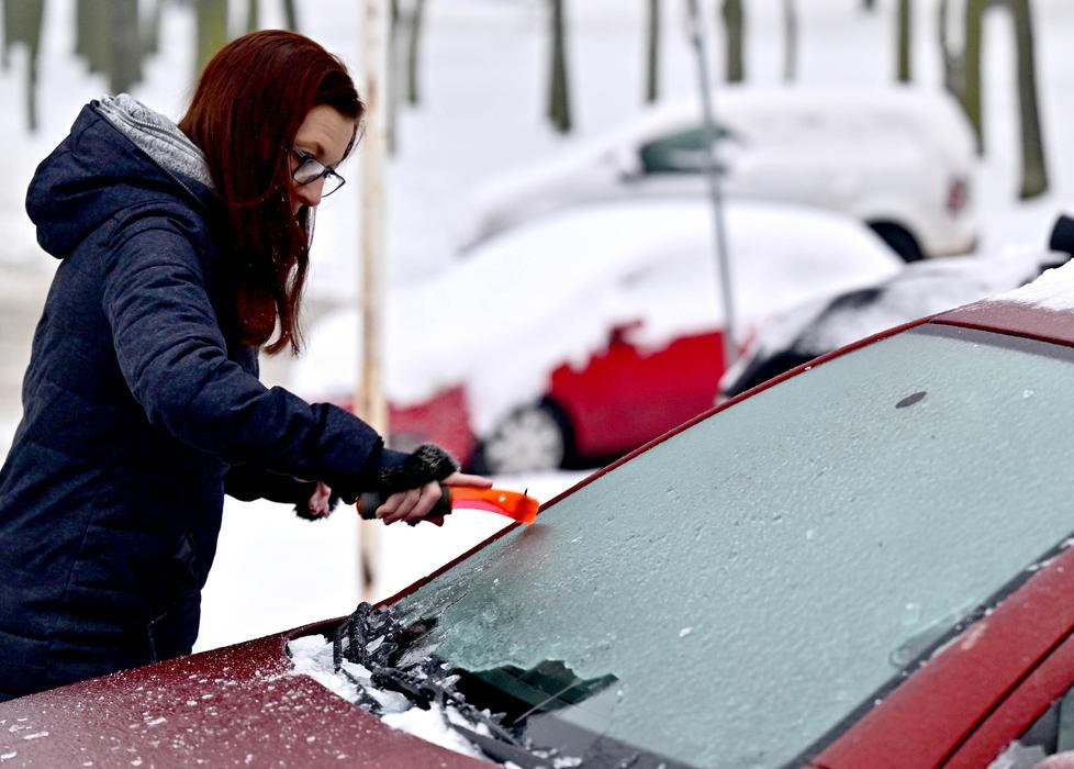 Kluzká past pro řidiče i chodce: hasiči nestíhají zasahovat